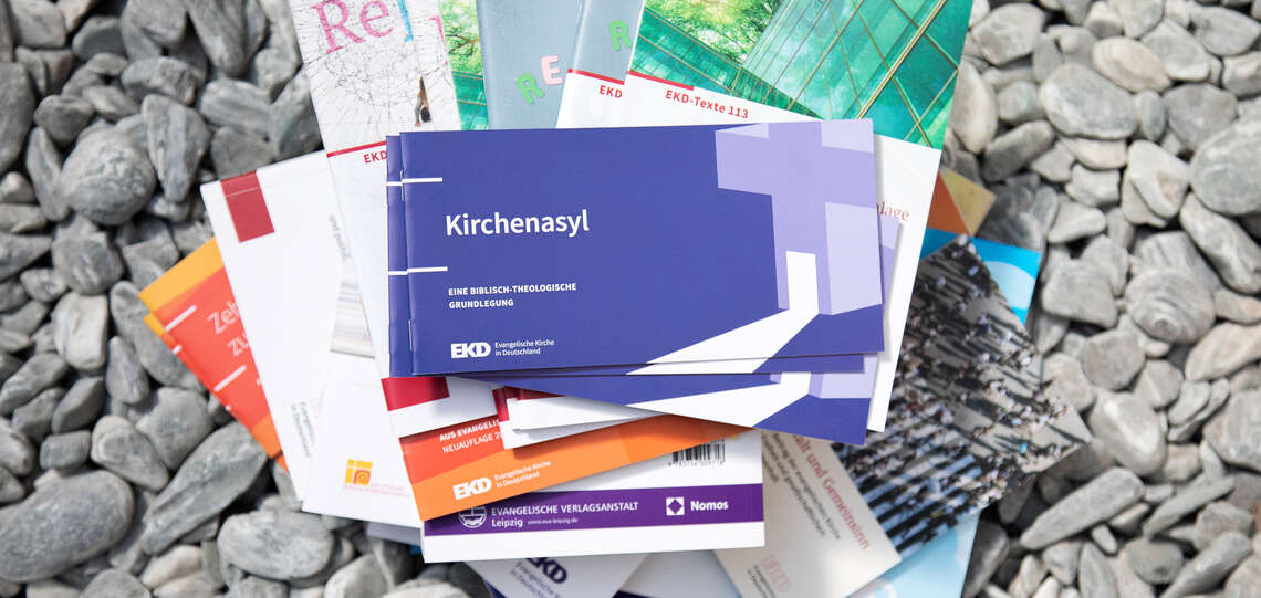 Stapel verschiedener Publikationen der EKD