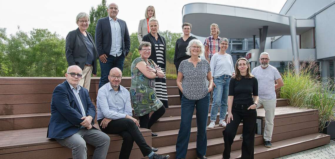 BeFo v.l: Detlev Zander, Dorothee Wüst, Roman Shapiro, Tobias Bilz (unten), Sophie Luise, Elke Ronneberger, Anne Gideon, Nancy Janz, Monika Memmel, Christiane Lange, Karin Krapp, Mareike Dee, Matthias Schwarz. Fehlend: Heike Springhart und Jan Lemke