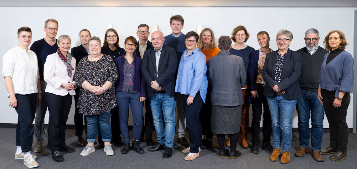 Mitglieder des Beteiligungsforums von links nach rechts: Anna-Nicole Heinrich, Nicolai Blank, Kirsten Fehrs, Anne Gidion, Elsa Manuele Nicklas-Beck, Maria Loheide, Karin Krapp, Christoph Meyns, Detlev Zander, Jan Lemke, Nancy Janz, Franziska Bönsch, Sophi