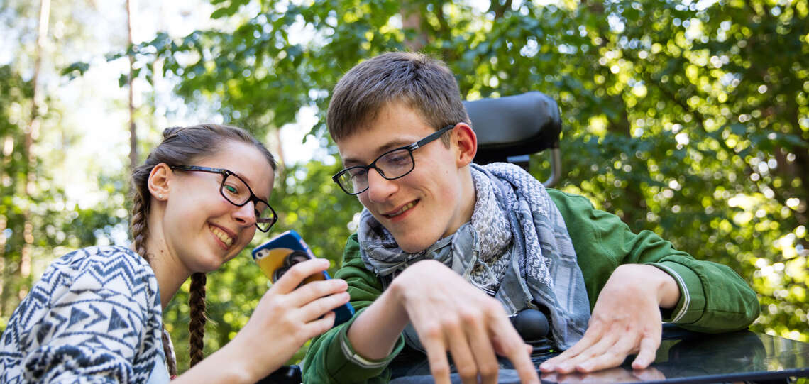 Diese zwei jungen Erwachsenen des Vereins „Eltern helfen Eltern Berlin-Brandenburg“ kommen seit Jahren in das Feriendorf am Groß Väter See. Der Verein unterstützt Eltern mit behinderten Kindern. Das Feriendorf Groß Väter See ist eine von über 100 evangeli