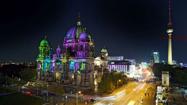 Der Berliner Dom zeigt durch eine Projektion die Porträts einiger Reformatoren