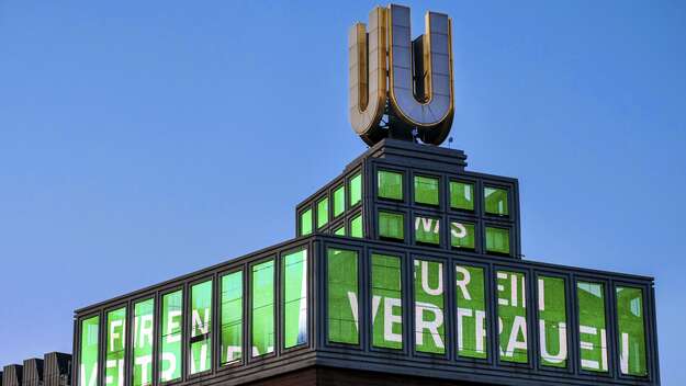 Lichtinstallation des Filmkuenstlers Adolf Winkelmann zeigt Kirchentags-Clip auf dem Dortmunder 