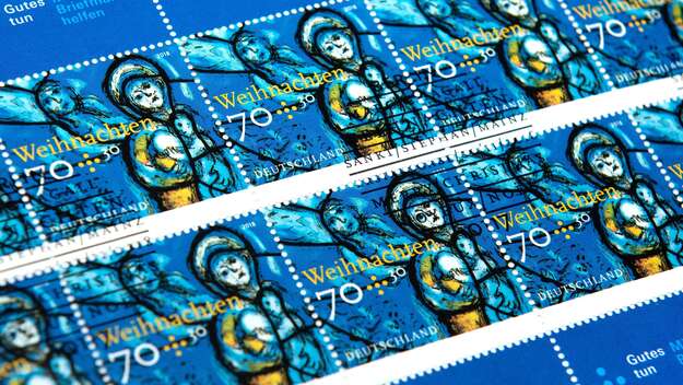 Weihnachtsbriefmarke von 2018 mit dem Ausschnitt eines der Chagall-Fenster der Mainzer Stepfanskirche