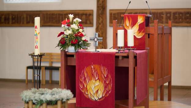 Altar mit pfingstlichen Antependien