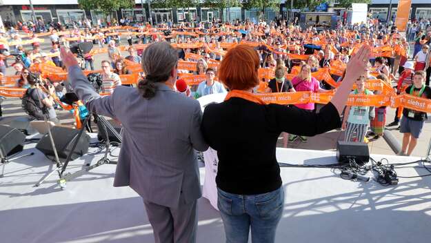 Carsten Bolz und Ellen Radtke segnen die Gottesdienstteilnehmer*innen auf dem Kirchentag