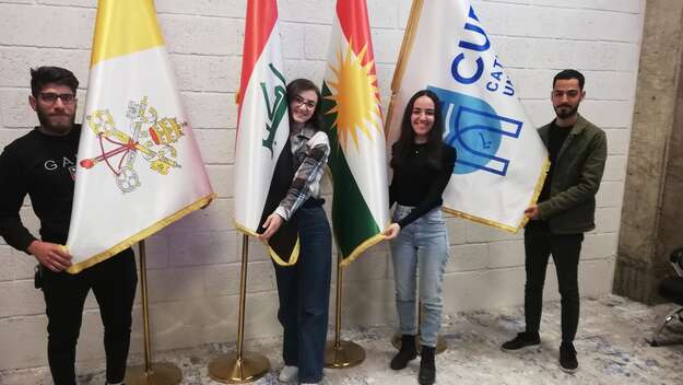 Studierende der Katholischen Universität in Erbil mit Flaggen in der Hand