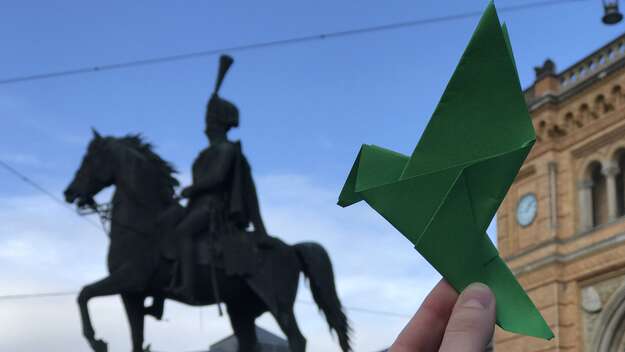 Friedenstaube vor dem Ernst-August-Denkmal am Hauptbahnhof in Hannover