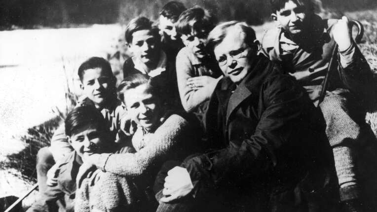 Dietrich Bonhoeffer mit seiner Konfirmandengruppe 1932 im Harz