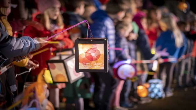 Laternenumzug an Sankt Martin, Kirche von Bonifatius, in Frankfurt am Main 