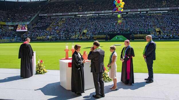 Abendmahl beim Abschluss-Gottesdienst im Fußballstadion v.l.: Kirchentagspastor Arnd Schomerus aus Fulda; die Präses der westfälischen Kirche, Annette Kurschuss; der hessen-nassauische Kirchenpräsident Volker Jung; die evangelische Präsidentin des Ökumeni