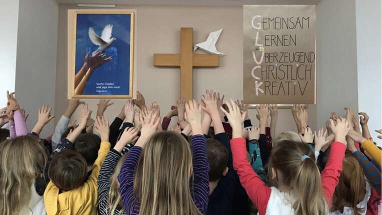 Instrumente des Evangelischen Posaunenchors aus Hanau-Steinheim mit Friedenstauben in ganz verschiedenen Größen