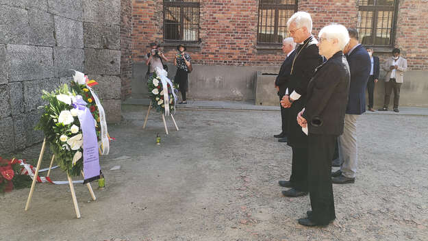 Kranzniederlegung in Block 11 mit Irmgard Schwaetzer, Heinrich Bedford-Strohm, Romani Rose, Christian Staffa, Christoph Heubner und Josef Schuster