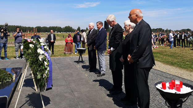 Gemeinsame Kranzniederlegung in Auschwitz