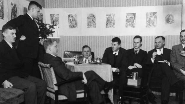 Dietrich Bonhoeffer 1940 in einer Gesprächsrunde in der Vikar-Ausbildungsstätte in Groß-Schlönwitz in Hinterpommern
