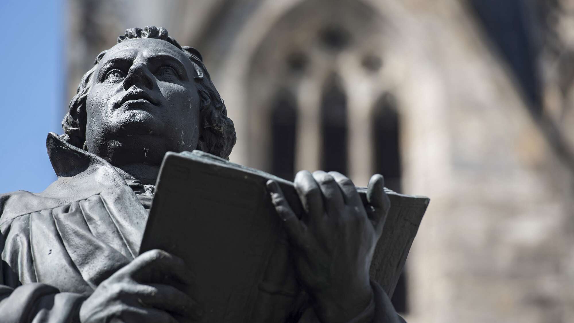 Denkmal des Reformators Martin Luther vor der Kaufmannskirche in Erfurt