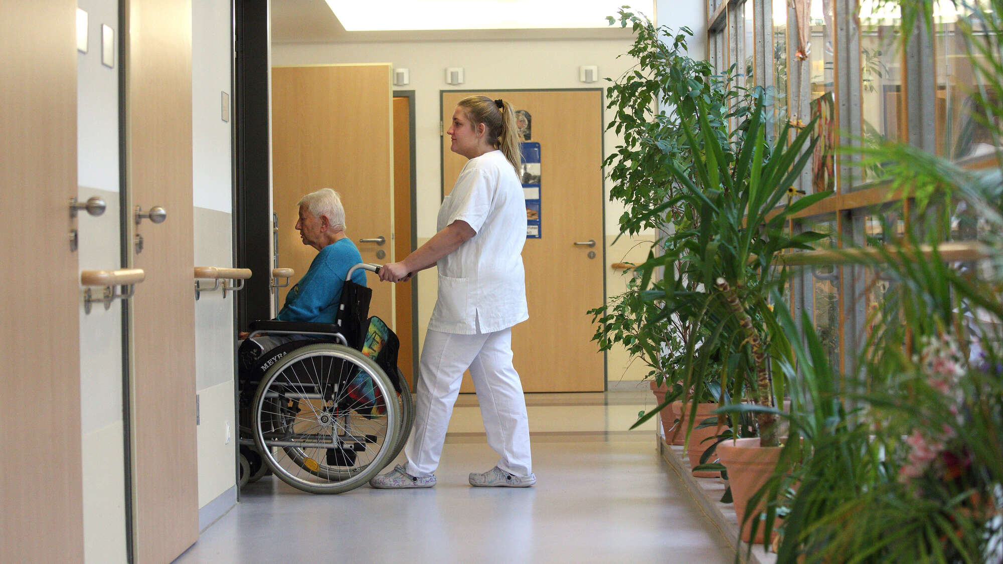 Eine Jugendliche in der Ausbildung zur Krankenpflegerin am 08.11.2018 im Pflegeheim 'Lazarus Haus Berlin' der Hoffnungstaler Stiftung Lobetal (Symbolbild).