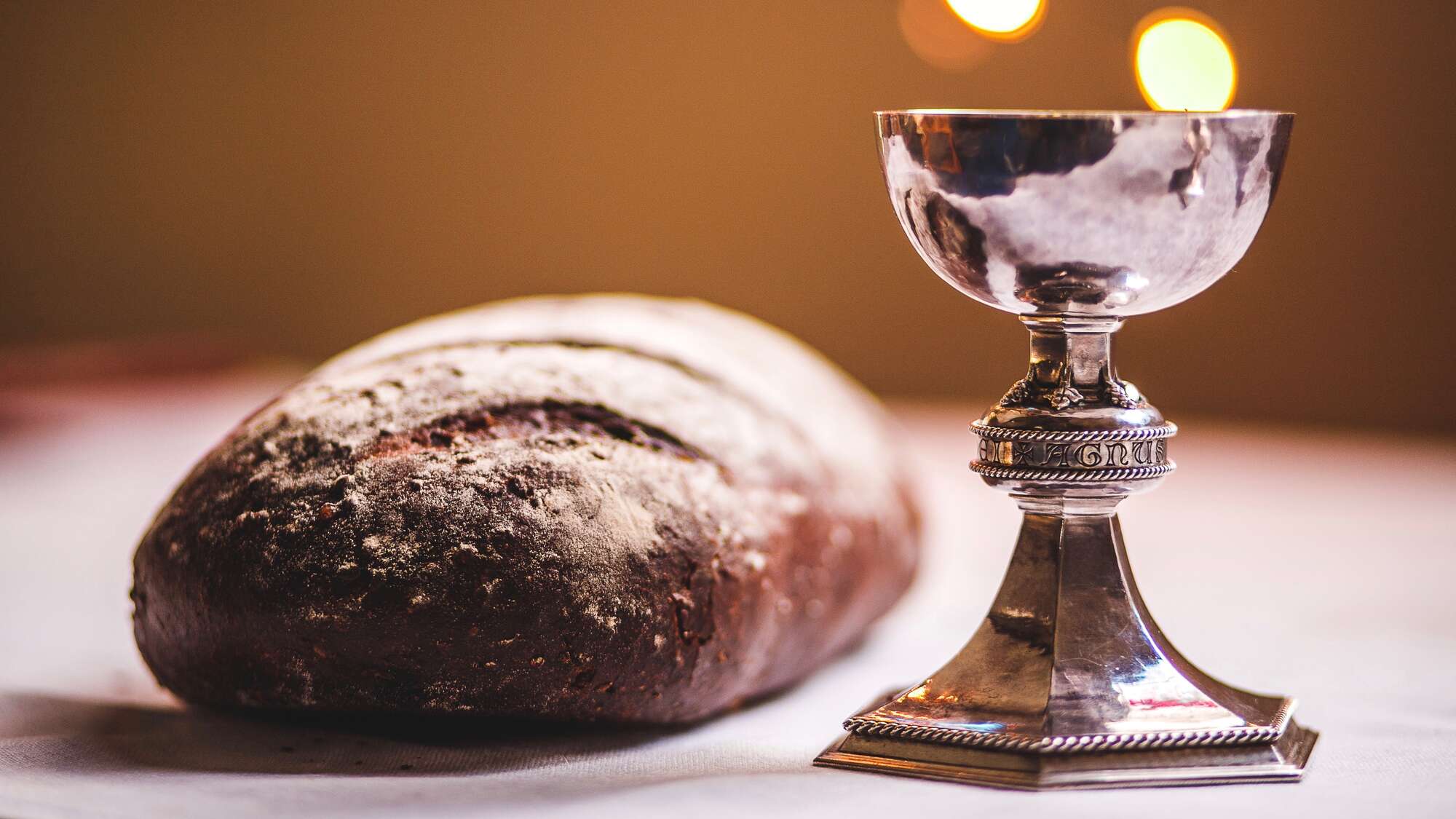 Ein Laib Brot und ein Abendmahlskelch