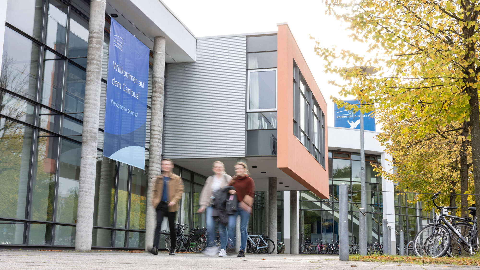 Studenten vor dem Campus der Uni Oldenburg