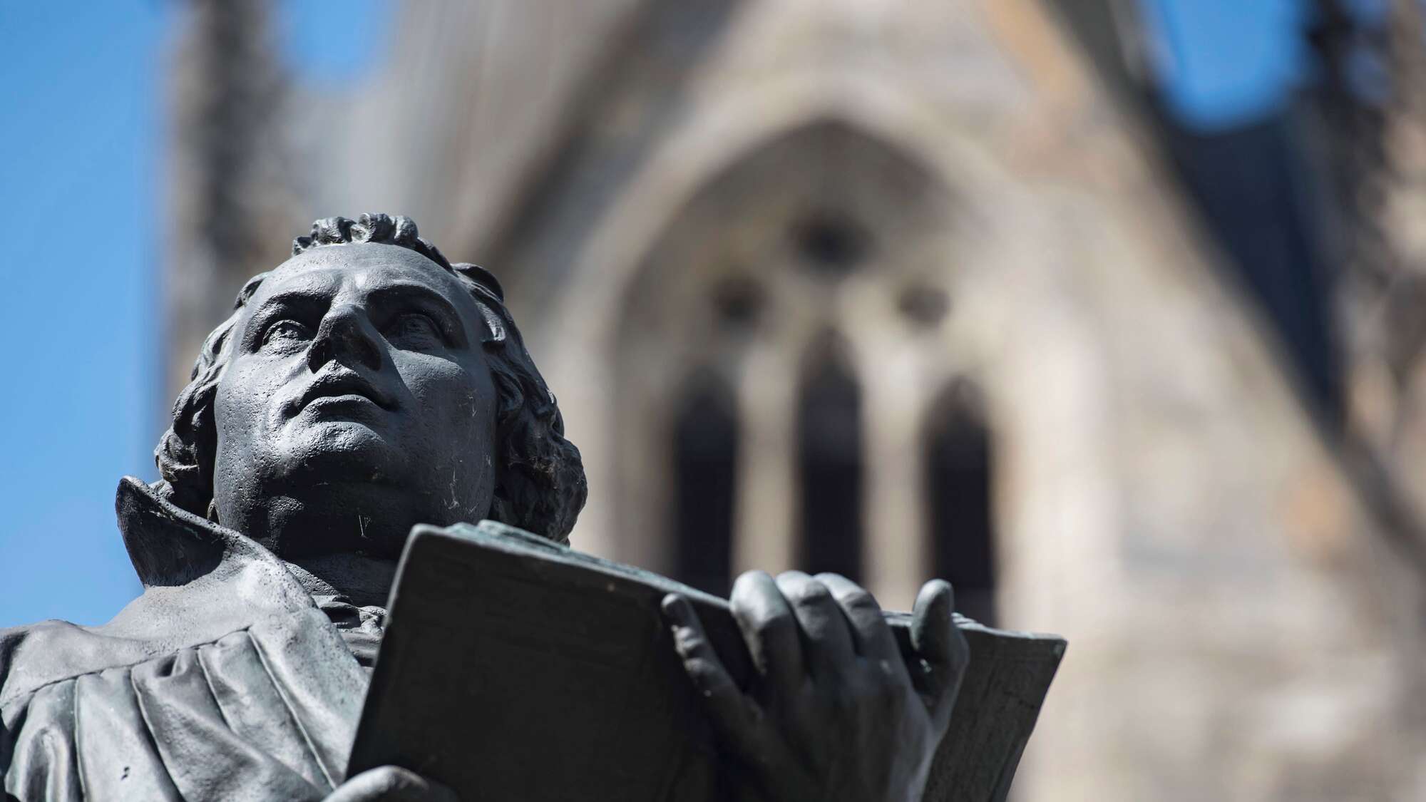 denkmal des Reformators Luther vor der Kaufmannskirche in Erfurt