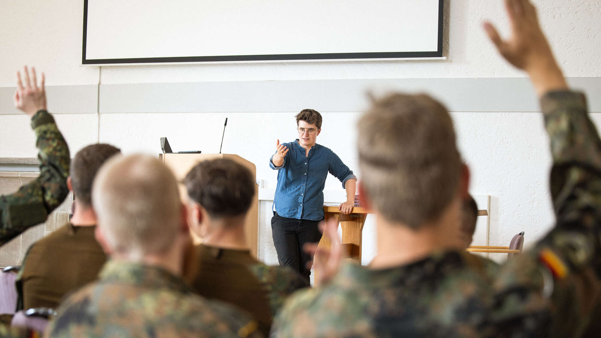 Die Praeses der Synode der Evangelischen Kirche Deutschland (EKD), Anna-Nicole Heinrich (in blauem Hemd), besucht am 24.07.2025 den Bundeswehrstandort Altenstadt bei Schongau in Bayern