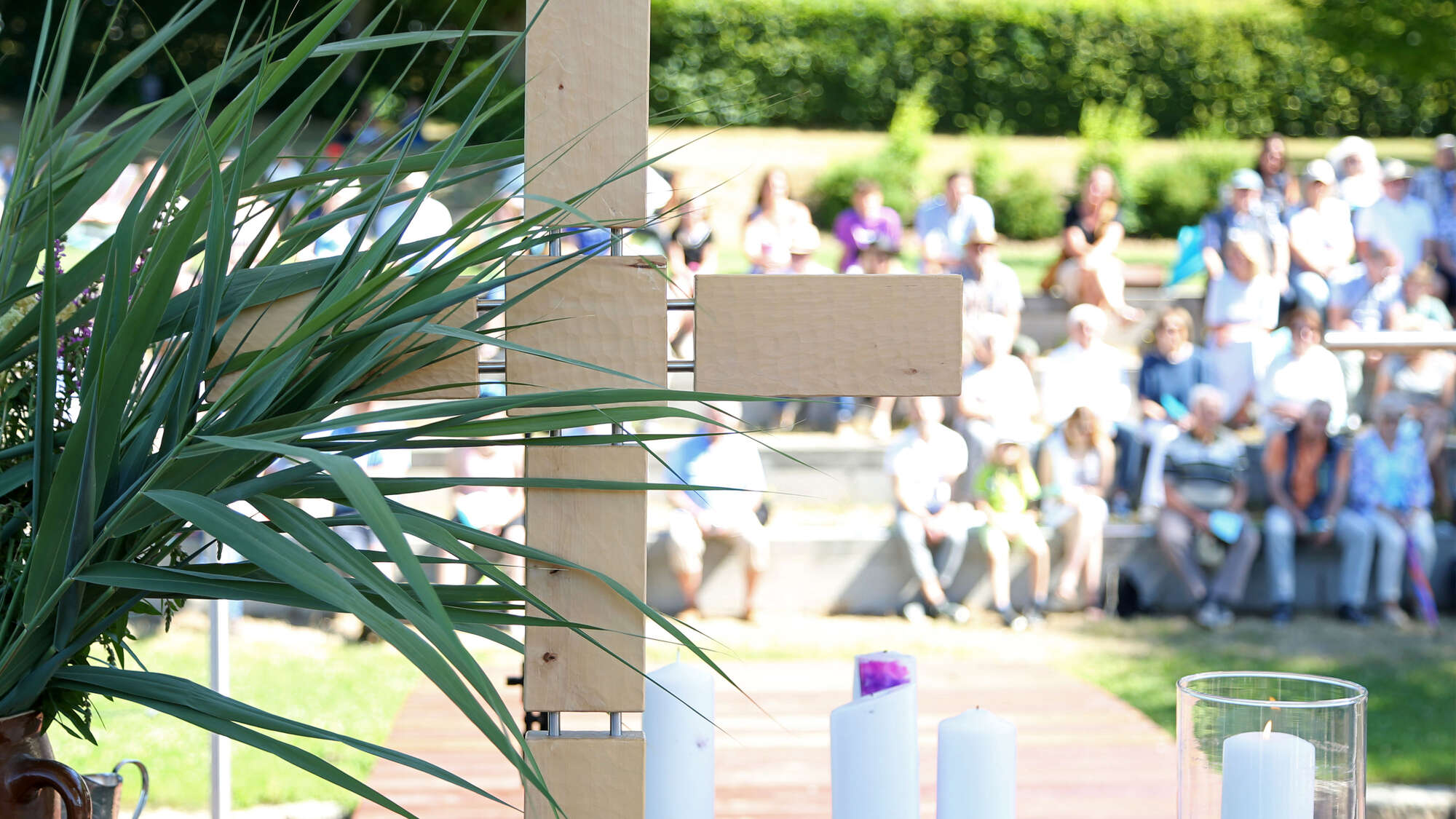 Gottesdienst im Freien mit im Hintergrund sitzender Gemeinde