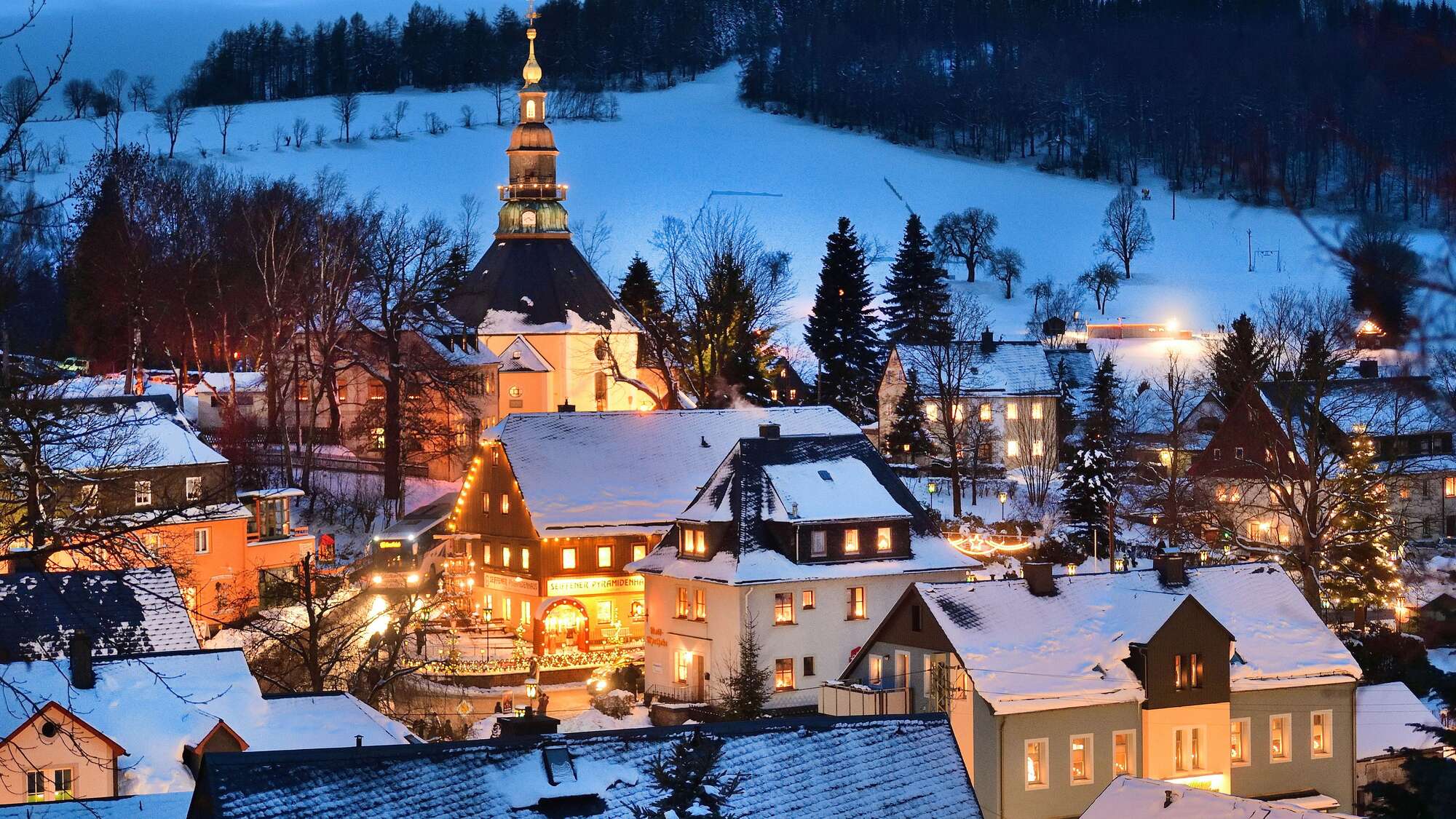 Die alte Bergkirche im Spielzeugdorf Seiffen im Erzgebirge