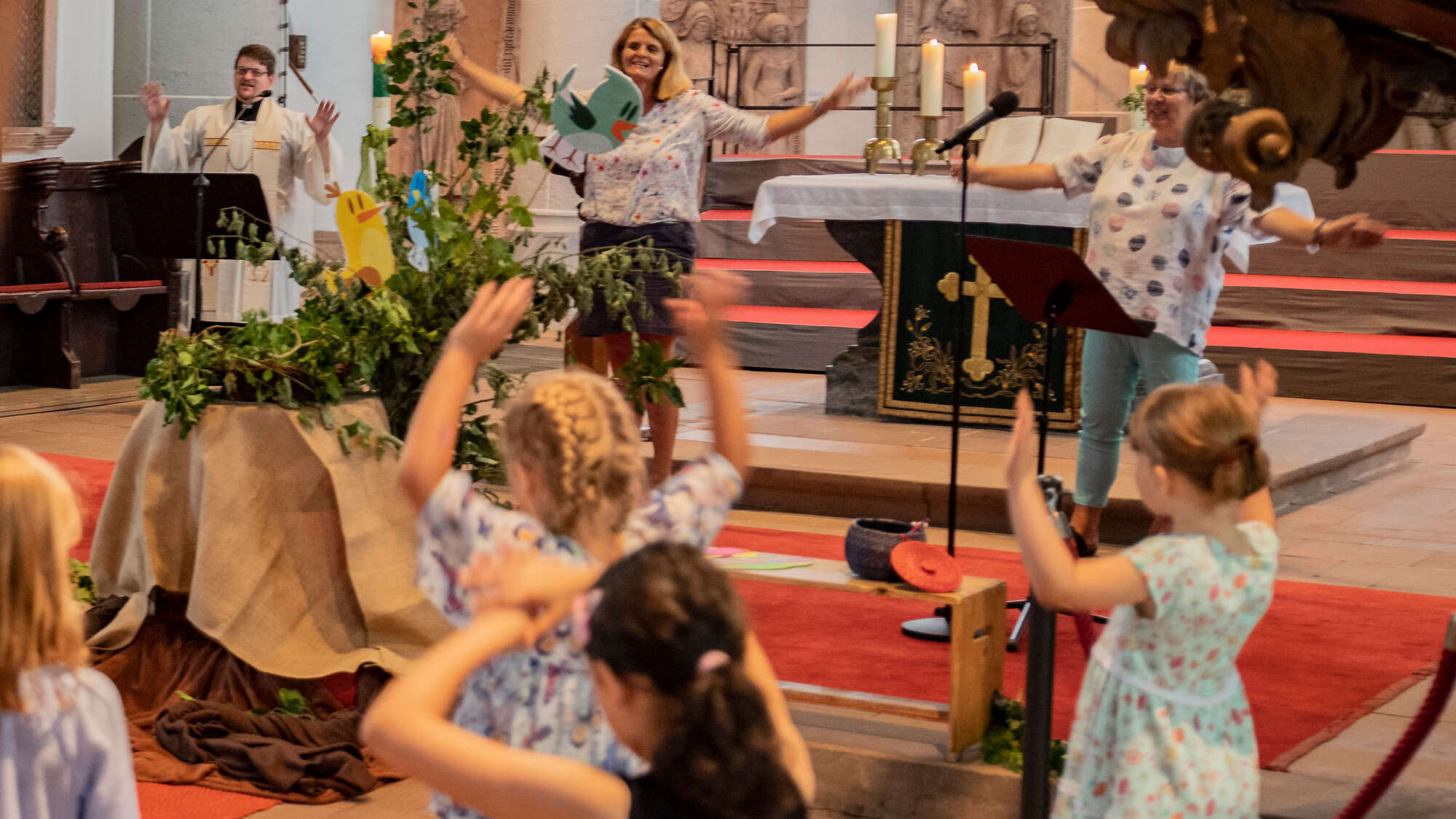 Kinder bei einem Einschulungsgottesdienst