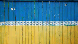 Holzwand in den Farben der ukrainischen Flagge